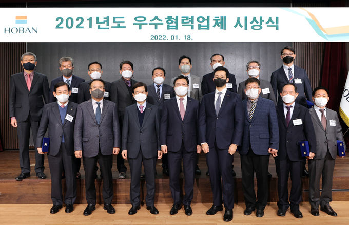 앞 줄 왼쪽에서 두 번째부터 송종민 호반산업 대표이사 부회장, 김선규 호반그룹 회장, 박철희 호반건설 총괄사장, 김대헌 호반그룹 기획총괄 사장. 제공=호반건설