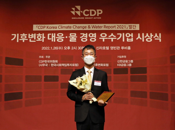 이상호 현대글로비스 경영지원사업부장(전무)이 26일 서울 중구 신라호텔에서 열린 '2021 CDP 기후변화 대응ㆍ물 경영 우수기업 시상식'에서 '리더십 A등급'과 '탄소경영 아너스 클럽'을 수상한 뒤 기념 촬영을 하고 있다. (사진 = 현대글로비스)