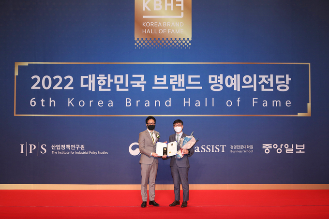  S-OIL은 ‘2022 대한민국 브랜드 명예의 전당’ 시상식에서 주유소부문 4년 연속 1위에 선정됐다. S-OIL 영업전략부문장 이기봉 상무(우측), ‘2022 대한민국 브랜드 명예의 전당’ 심사위원장 정재학 교수(사진=S-OIL)