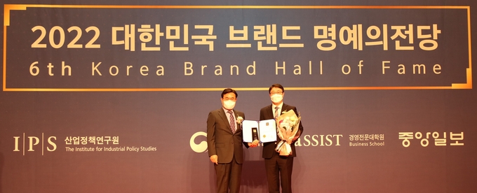 27일 스위스그랜드호텔에서 진행된 ‘2022 대한민국 브랜드 명예의전당’ 시상식 모습. 산업정책연구원 박기찬 원장(좌), 동국제약 OTC마케팅부 주병현 부장((사진=동국제약)