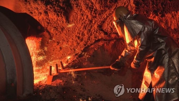 <strong>제철소 출선 작업(사진=연합뉴스)</strong>