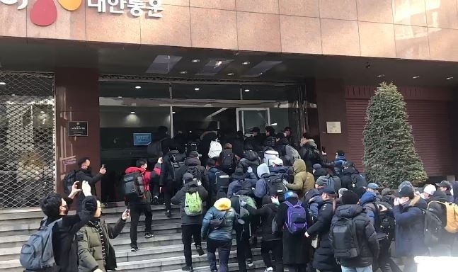 CJ대한통운 본사 진입하는 택배노조원들(사진=연합뉴스)