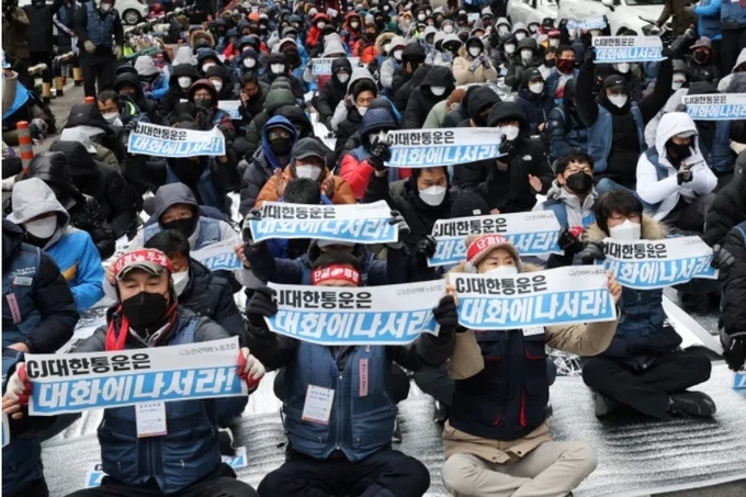 전국택배노조 CJ대한통운본부 파업 50일째인 15일 오후 서울 중구 CJ대한통운 본사 앞에서 노조원들이 ‘CJ대한통운은 대화에 나서라’고 적힌 피켓 시위를 하고 있다.(사진=연합뉴스)