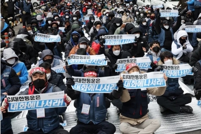 전국택배노조 CJ대한통운본부 파업 50일째인 15일 오후 서울 중구 CJ대한통운 본사 앞에서 노조원들이 ‘CJ대한통운은 대화에 나서라’고 적힌 피켓 시위를 하고 있다.(사진=연합뉴스)