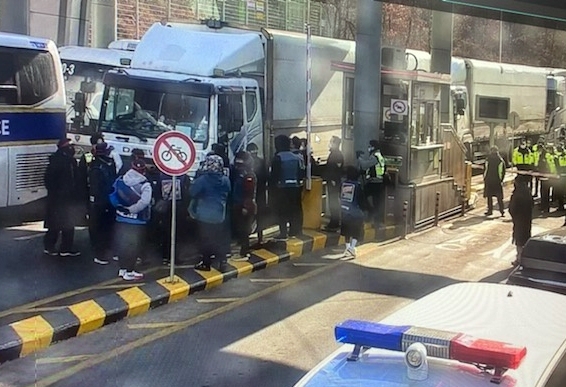 CJ대한통운 곤지암 택배터미널에서 위치한 간선 차량을 강제로 몸으로 막는 택배노조원들(사진=연합뉴스)