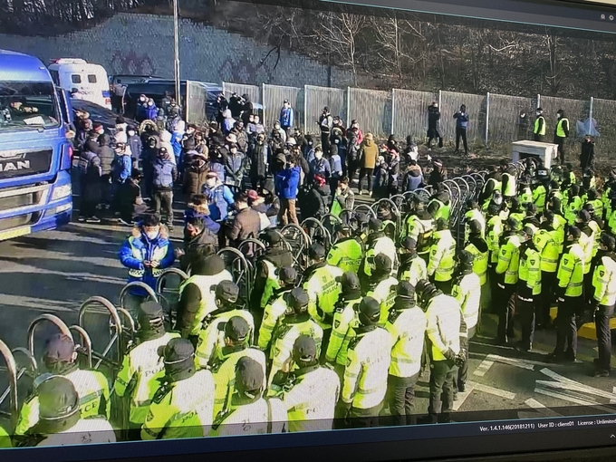 22일 오전 택배노조가 불법으로 CJ대한통운 곤지암메가허브에 진입해 경찰과 대치하는 모습(사진=CJ대한통운)