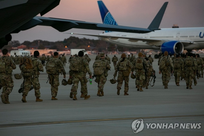 우크라이나를 둘러싼 군사적 긴장이 고조되고 있는 가운데 지난 14일(현지시간) 미국 노스캐롤라이나주 포트브래그의 군 비행장에서 군장을 멘 군인들이 동유럽행 비행기에 오르고 있다.(사진=연합뉴스) 