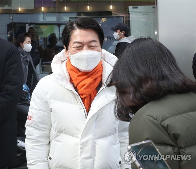 안철수 후보가 23일 오후 울산시 남구 삼산동 디자인거리에서 시민과 인사하고 있다(사진=연합뉴스)