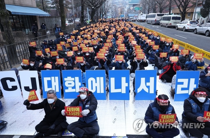 민주노총 전국택배노동조합(택배노조) 조합원들이 25일 오후 서울 청와대 인근에서 집회를 열고 CJ대한통운을 규탄하며 대화에 나설 것을 촉구하고 있다.(사진=연합늇)