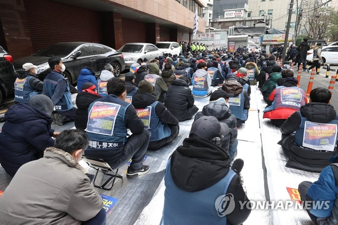 전국택배노조원들이 CJ대한통운 본사 앞에서 집회를 벌이는 모습 (사진=연합뉴스)
