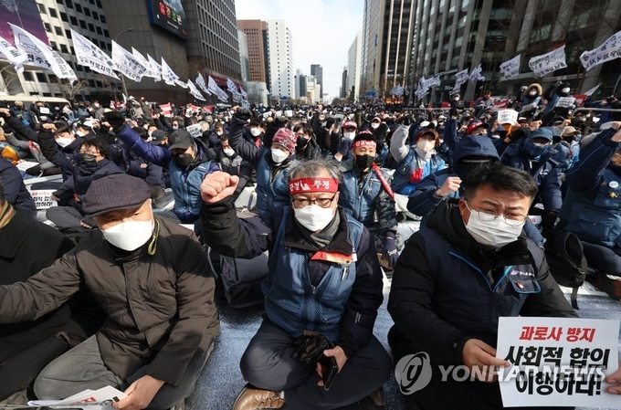 21일 청계광장에서 민주노총 전국택배노조 주최로 열린 2022 전국 택배 노동자대회에서 진경호 위원장(가운데)이 구호를 외치고 있다.(사진=연합뉴스)
