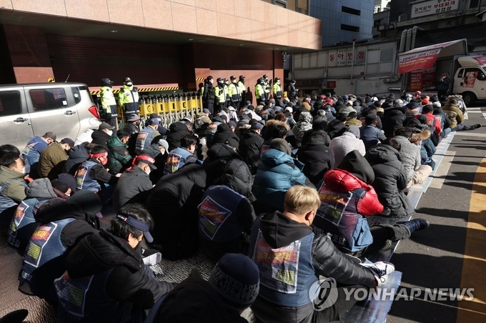 파업 농성 중인 전국택배노조 조합원들이 2일 중구 CJ대한통운 본사 앞에서 결의대회를 하고 있다. (사진=연합뉴스)