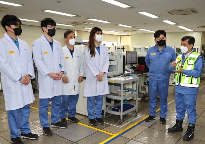 김학동 포스코 대표(부회장) 포항제철소 공정시험센터에서 직원들과 인사를 나누고 있는 모습(사진=포스코)