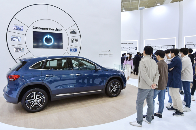  17일 서울 코엑스에서 개막한 인터배터리 2022에서 문승욱 산업통상자원부 장관(가운데)이 SK온 부스를 방문해 지동섭 SK온 사장(좌측에서 두번째)과 혁신 제품과 기술에 대한 설명을 듣고 있다.(사진=SK온)