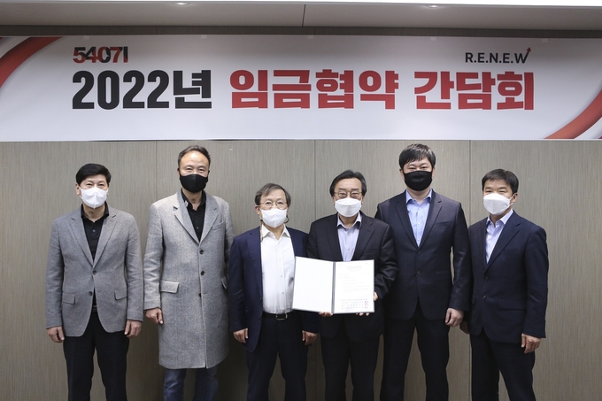 임협 참여자들이 기념 촬영을 하고 있다. (좌측부터) 이면호 여수고무공장 부위원장, 노태영 울산수지공장 노조위원장, 문동준 금호석유화학 사장, 백종훈 금호석유화학 대표이사 부사장, 이용재 울산고무공장 노조위원장, 고영도 관리본부장 전무)(사진=금호석유화학)