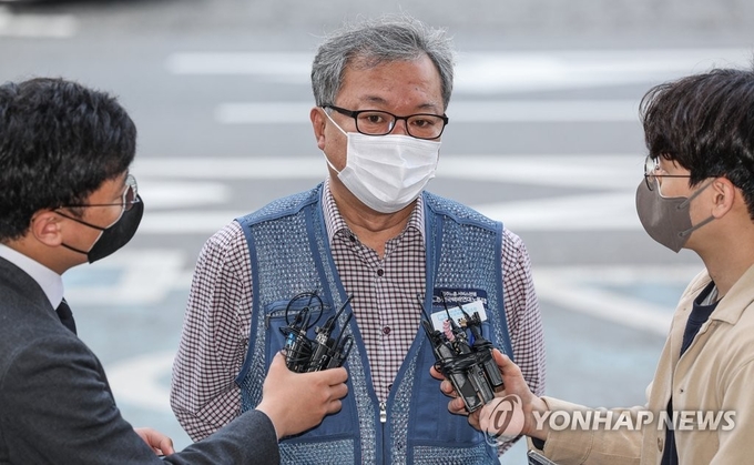 진경호 전국택배노조 위원장이 6일 서울 남대문경찰서에 CJ대한통운 점거 농성과 관련 조사를 받기위해 출석하는 모습(사진=연합뉴스)
