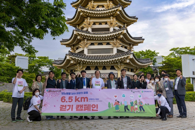 지난 12일 경상북도 경주시에서 개최된 6.5km 걷기 캠페인 기념 행사에서 원규장 당뇨병학연구재단 이사장(두번째줄 왼쪽에서 여섯번째), 김영설 동아에스티 부사장(두번째줄 왼쪽에서 일곱번째), 백세현 대한당뇨병학회 회장(두번째줄 왼쪽에서 여덟번째) 등 관계자들이 기념 사진을 촬영하고 있다.(사진=동아제약)