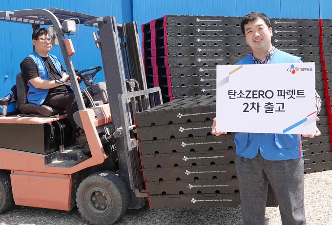 CJ대한통운이 폐플라스틱을 활용한 ‘탄소ZERO 파렛트’ 400개를 2차 출고했다. 2차 출고분은 추후 인도네시아 소재 물류센터에 투입될 예정(사진=CJ대한통운)
