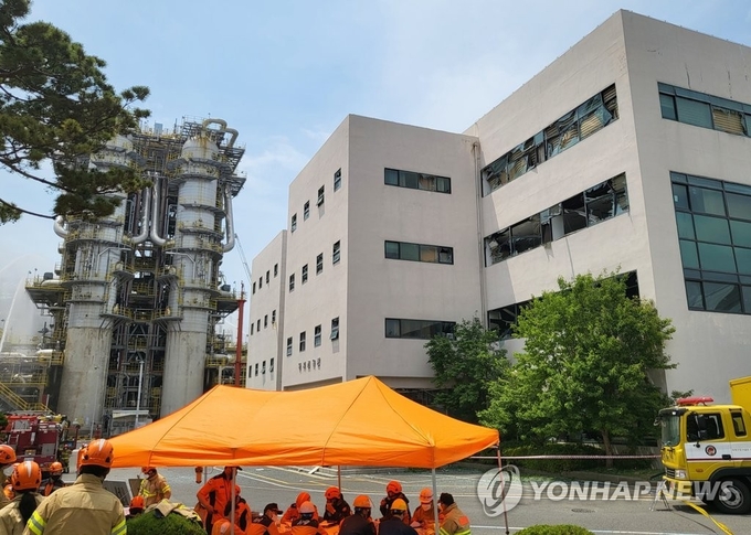20일 오전 울산시 울주군 온산읍 에쓰오일 울산공장 한 건물 창문들이 전날 공장 안에서 발생한 폭발 충격으로 깨져 있다.(사진=연합뉴스)
