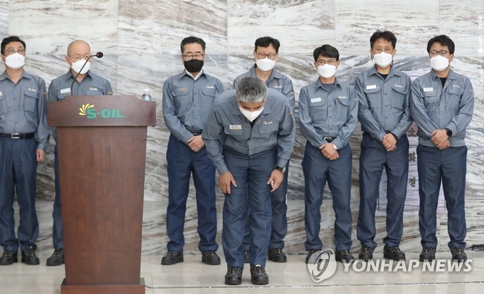 20일 오전 울산시 울주군 온산읍 에쓰오일에서 최고경영자(CEO)인 후세인 알-카타니가 전날 발생한 폭발 화재 사고에 대한 사과문 발표에 앞서 고개를 숙이고 있다.(사진=연합뉴스)