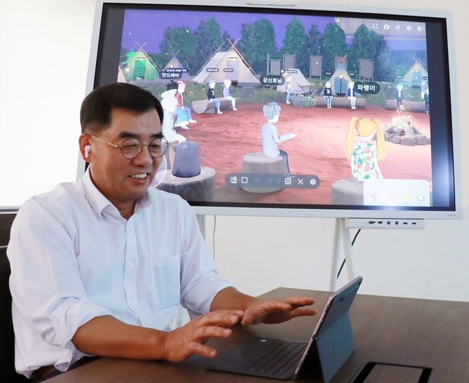 메타버스 간담회에서 MZ세대 임직원들과 대화를 나누고 있는 강신호 CJ대한통운 대표(사진=CJ대한통운)