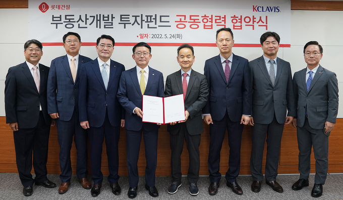 롯데건설 하석주 대표이사(왼쪽에서 네번째)와 케이클라비스 구재상 회장(왼쪽에서 다섯번째)이 부동산개발 투자펀드 업무협약을 체결했다. 제공=롯데건설