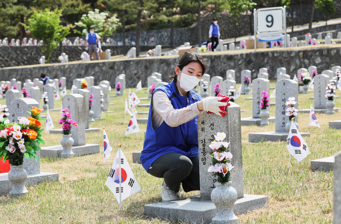 효성 임직원이 국립서울현충원에서 묘역정화 활동을 하고 있다.(사진=효성)