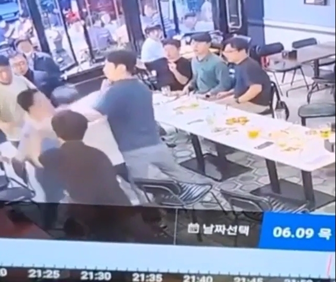 A팀장(왼쪽 하단 베이지색 상의를 입은)으로 보이는 사람이 노조 대의원 B씨(가운데 화면의 남색 반팔 상의)의 멱살을 잡고 있는 모습. 제공=제보자 A씨