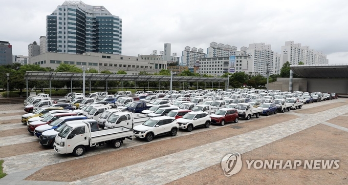 14일 오후 광주 서구 시청 야외음악당에 기아 광주공장에서 생산한 완성 차량이 놓여있다. 제공=연합뉴스