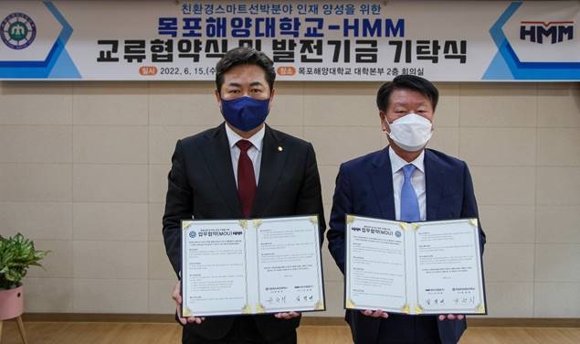 15일 목포해양대학교에서 개최된 ‘융합대학 및 학과 운영 지원을 위한 업무협약(MOU)’ 체결식에서 김경배 HMM 대표(우측)와 한원희 목포해양대학교 총장이 서명식을 마친 후 기념 촬영을 하고 있다.(사진=HMM)