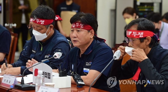 박해철 공공운수노조 수석부위원장이 17일 국회에서 열린 국민의힘-화물연대 '물류산업 상생발전을 위한 간담회'에서 발언하고 있다.(사진=연합뉴스)