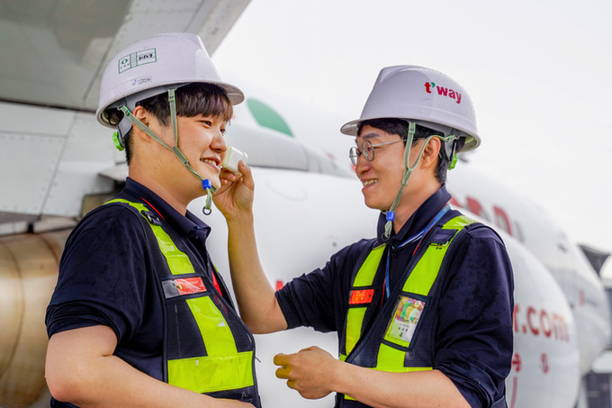 티웨이항공, 야외 정비사 자외선 노출 예방. 제공=티웨이항공