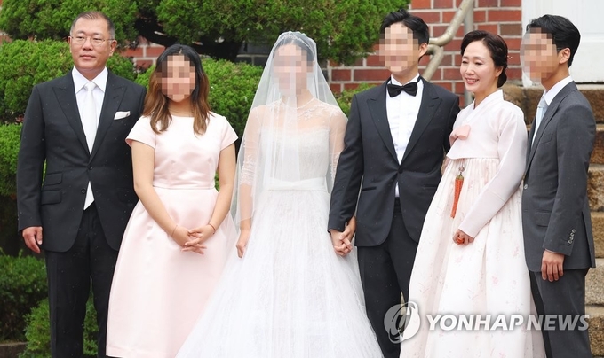 정의선 현대차그룹 회장과 부인 정지선씨가 27일 오전 장녀 진희씨 결혼식이 열리는 서울 중구 정동교회에서 가족사진을 찍고 있다. 제공=연합뉴스