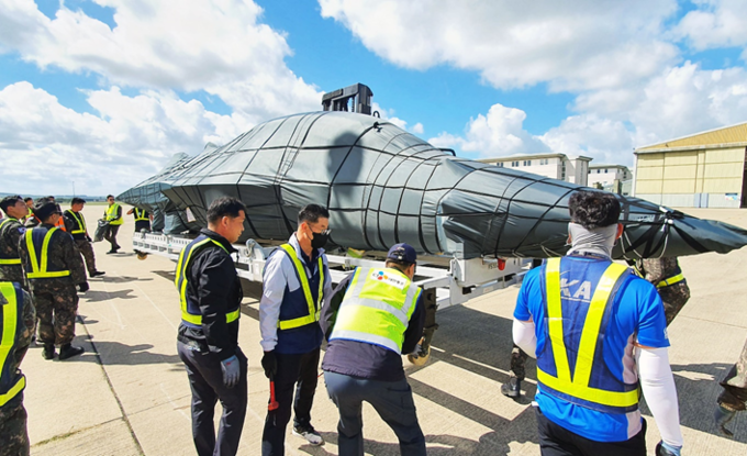 영국 스탠스테드 공항에 도착한 블랙이글스 항공기 T-50B의 환적 작업을 진행하고 있다.(사진=CJ대한통운)