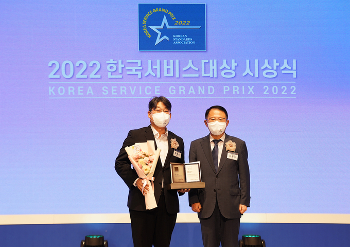 롯데건설 주영수 상무(왼쪽)가 2022 한국서비스대상 시상식에서 수상 후 기념촬영을 하고 있다. 제공=롯데건설