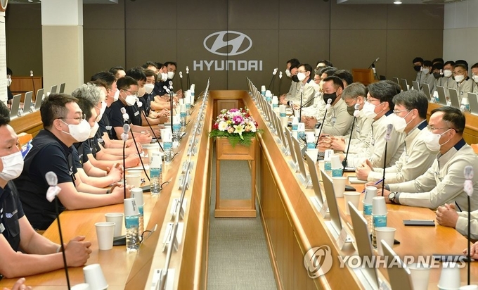 현대차 노사 대표가 지난 5월 울산공장 본관 동행룸에서 2022년 임금협상 상견례를 하고 있다(기사와 무관). 제공=연합뉴스