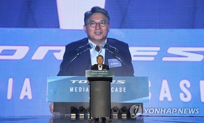쌍용자동차 최종 인수예정자로 선정된 KG그룹 곽재선 회장이 5일 인천 영종도 네스트 호텔에서 열린 쌍용자동차 SUV 토레스 언론공개 행사에서 인사말을 하고 있다. 제공=연합뉴스