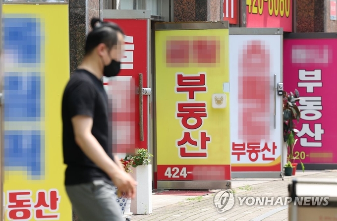 서울시내 한 상가에 밀집한 공인중개업소(기사와 무관). 제공=연합뉴스