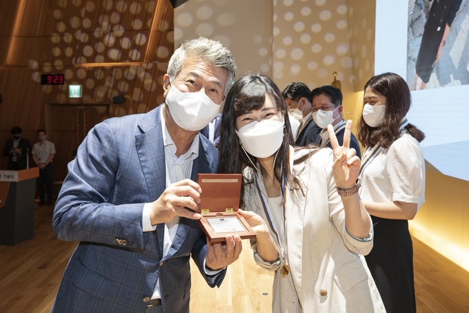 6일 중구 수하동 페럼타워 페럼홀에서 열린 동국제강 창립 68주년 기념 행사에서 장세욱 부회장(왼쪽)이 20년 장기근속자를 대상으로 상패를 전달하고 기념촬영을 하고 있다. (사진=동국제강)