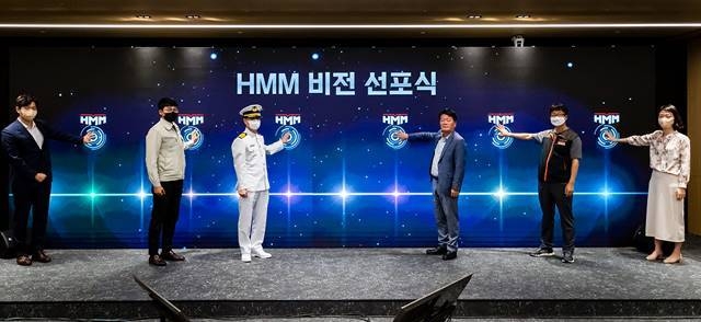14일 여의도 본사에서 개최된 HMM 중장기 전략 설명회에서 김경배 HMM 대표(우측 세번째)와 직원들이 비전을 선포하고 있다.(사진=HMM)