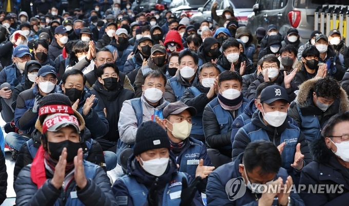 민주노총 전국택배노동조합(택배노조)원들이 2일 오후 서울 중구 CJ대한통운 본사 앞에서 CJ대한통운 대리점연합 관계자들과의 파업 사태 관련 협상 결과를 듣고 박수치고 있다.(사진=연합뉴스)