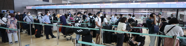 국제선 여객 운항이 회복세를 보이는 가운데 지난 17일 인천국제공항 제2여객터미널의 한 대형항공사 체크인 카운터가 탑승객들로 붐비고 있다. 제공=연합뉴스