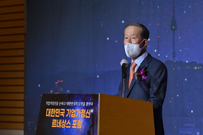 허창수 전경련 회장이 14일 전경련회관 컨퍼런스센터에서 열린 '대한민국 기업가정신 르네상스 포럼'에 참석해 인사말을 하고 있다. 이번 포럼은 우리나라 기업인의 업적을 기리고 차세대 기업가정신 고취 방안을 모색하기 위해 마련되었다.