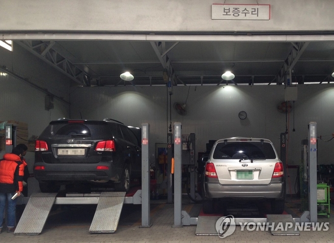 서울에 있는 한 자동차 정비소(기사와 무관). 제공=연합뉴스