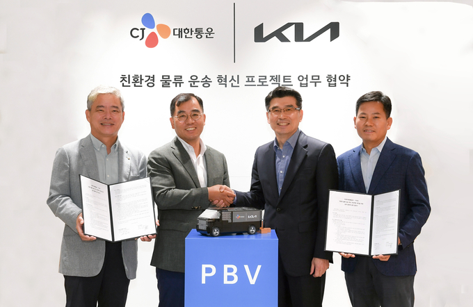 CJ대한통운은 21일 양재동 기아 본사에서 ‘친환경 물류운송 혁신 프로젝트 추진을 위한 업무 협약’을 체결했다. 왼쪽부터 CJ대한통운 신영수 택배·이커머스부문대표, CJ대한통운 강신호 대표, 기아 송호성 대표, 김상대 eLCV비즈니스사업부장 등 양사 주요 경영진이 참석했다.(사진=CJ대한통운)