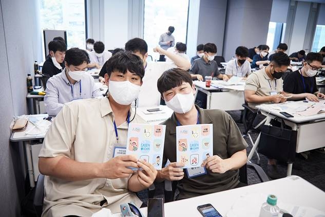 현대오일뱅크 임직원들이 DIY 환경 팝업북을 만들어 국내외 소외계층에 기부(사진=현대오일뱅크)