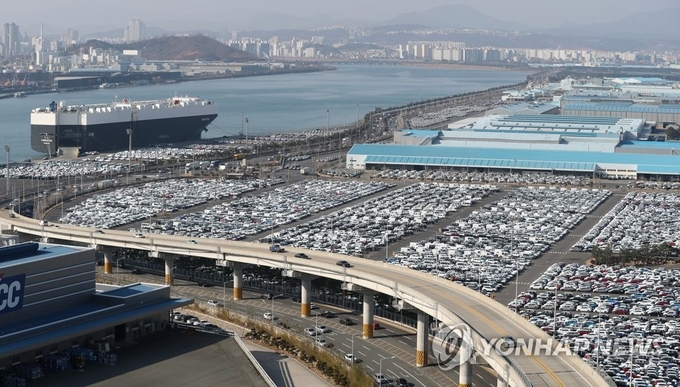  현대자동차 울산공장 수출선적부두 옆 야적장에 완성차들이 대기하고 있다. 제공=연합뉴스