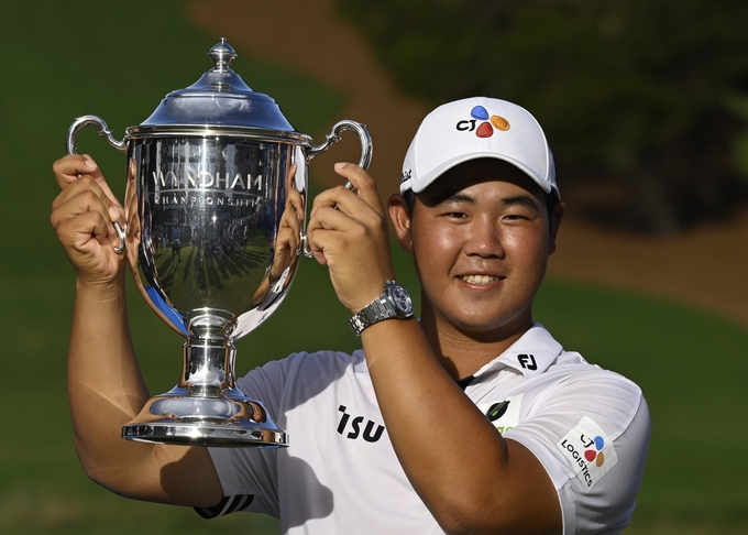 CJ대한통운 소속 프로골퍼 김주형 선수가 8일(한국시간) 미국 노스캐롤라이나주 그린즈버러 세지필드 컨트리클럽에서 열린 미국프로골프(PGA) 투어 윈덤 챔피언십 정상에 올라 우승 트로피를 들고 있다.(사진=CJ대한통운)