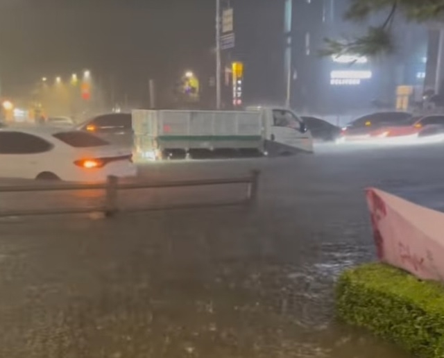 폭우로 강남역 인근 도로가 침수된 상황. 사진=인스타 캡처