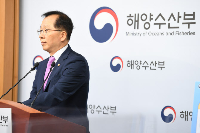 조승환 해양수산부 장관이 10일 정부세종청사 해수부 기자실에서 새정부 업무보고 사전브리핑을 하고 있다.(사진=해수부)